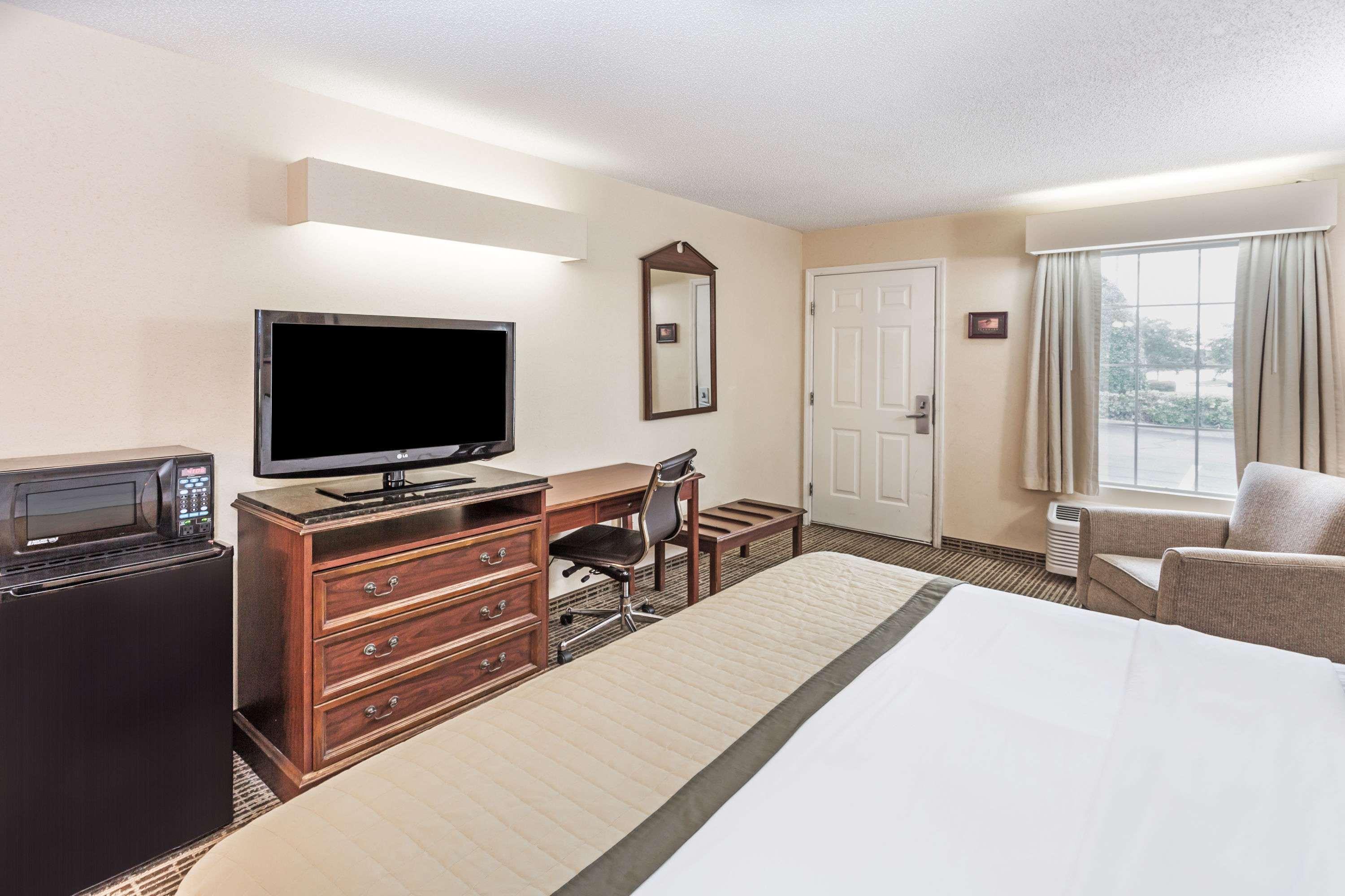 Baymont By Wyndham Valdosta At Valdosta Mall Bagian luar foto