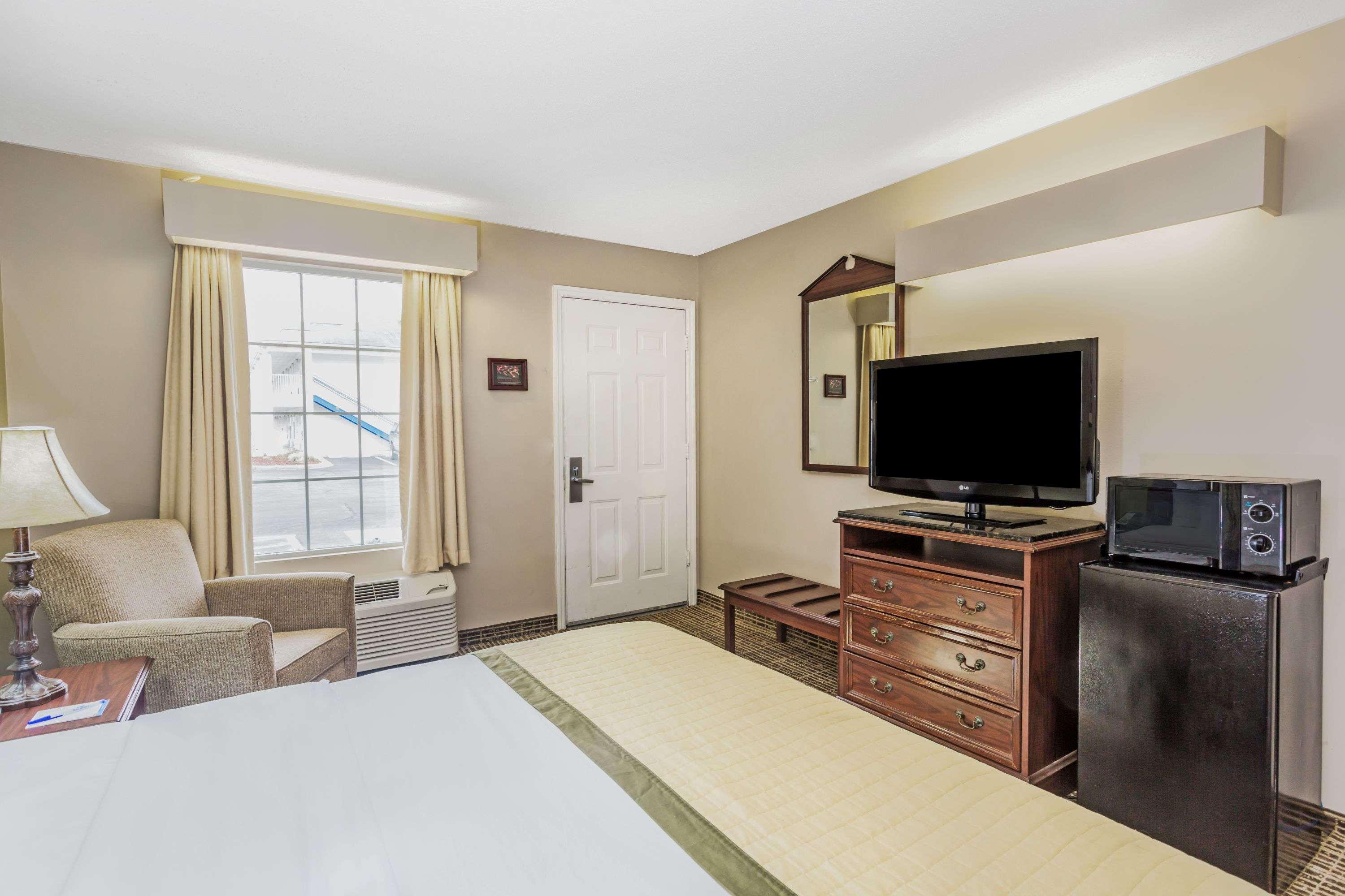 Baymont By Wyndham Valdosta At Valdosta Mall Bagian luar foto