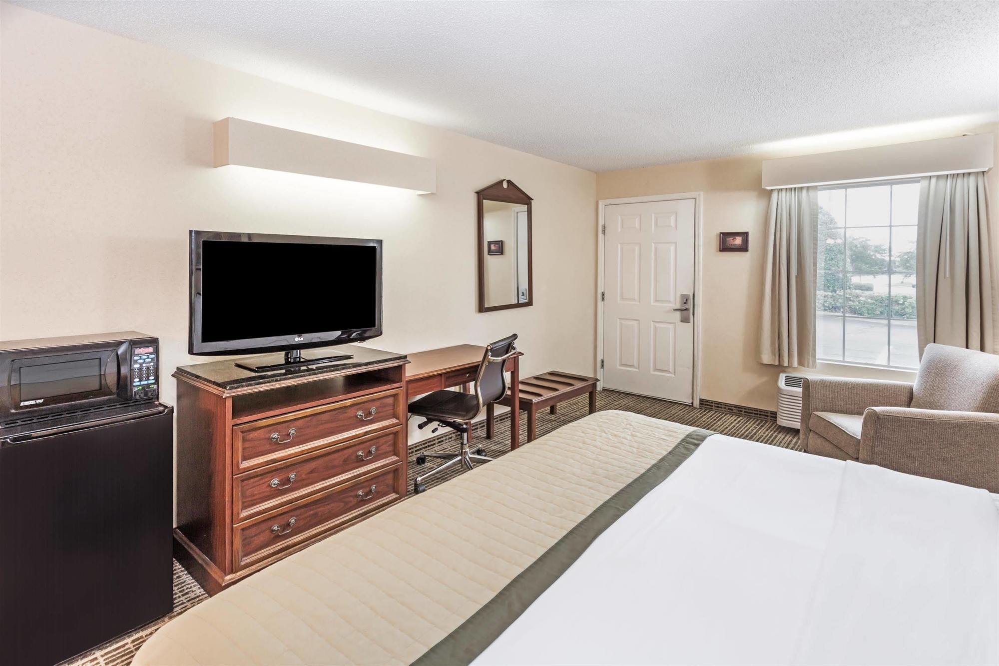 Baymont By Wyndham Valdosta At Valdosta Mall Bagian luar foto
